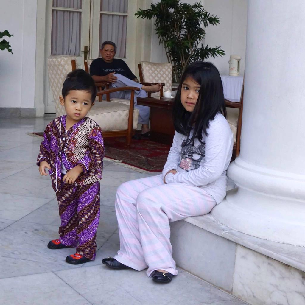 SBYudhoyono's tweet photo. Bagi seorang kakek, senyum dan tawa sang cucu ketika bermain adalah hal yang membahagiakan. http://t.co/nZzjDAkoLh