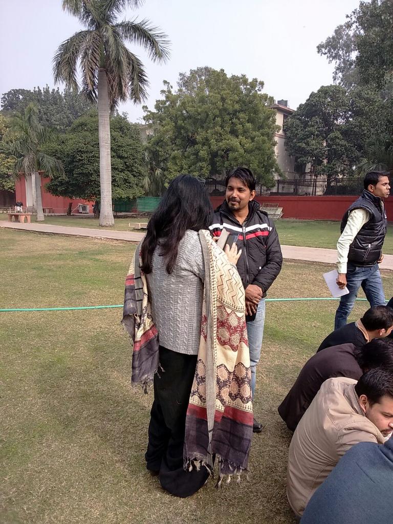 itsPoetsCorner's tweet photo. Glimpse of #PoetryOutdoor

#PoetsCorner #DelhiPoetryFestival #DPF #RunUp2DPF15 #PoetryMeet #poetry #Delhi http://t.co/2EBiB7oZHD
