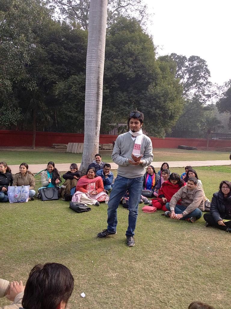 itsPoetsCorner's tweet photo. Glimpse of #PoetryOutdoor

#PoetsCorner #DelhiPoetryFestival #DPF #RunUp2DPF15 #PoetryMeet #poetry #Delhi http://t.co/ohu11hBgY7