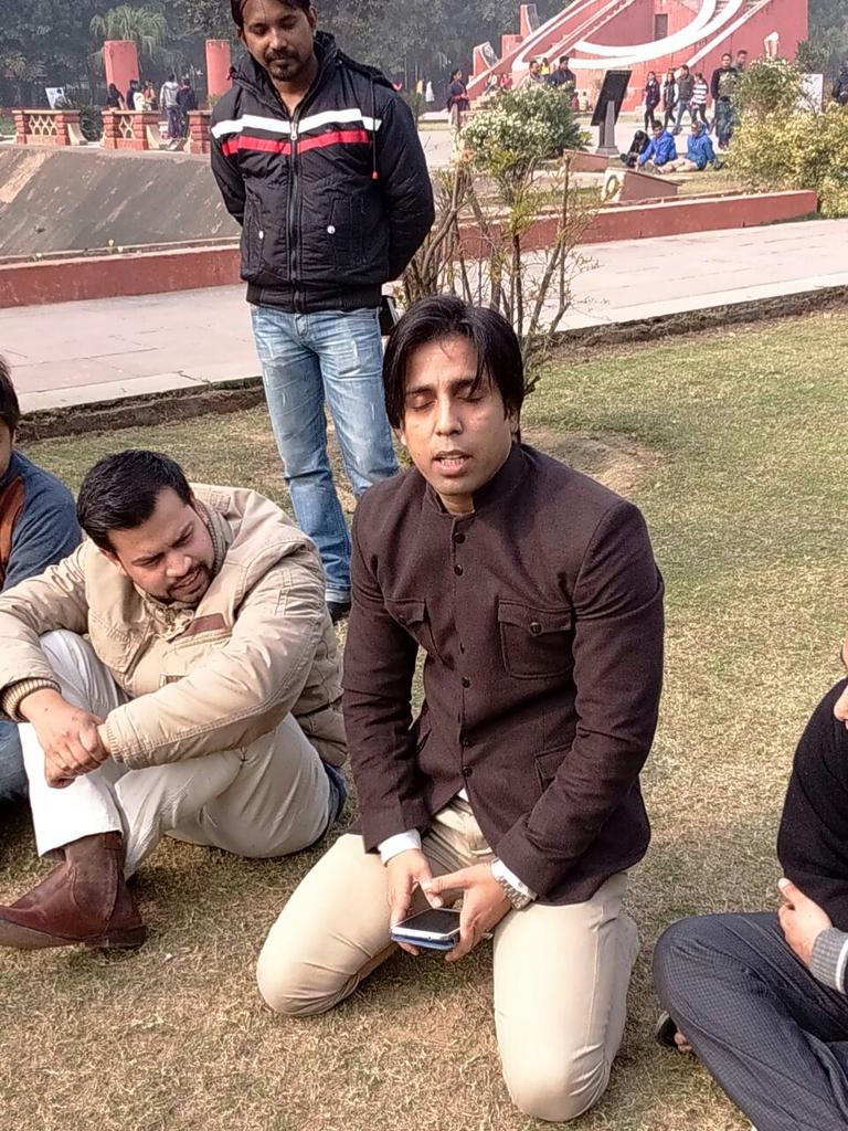 itsPoetsCorner's tweet photo. Glimpse of #PoetryOutdoor

#PoetsCorner #DelhiPoetryFestival #DPF #RunUp2DPF15 #PoetryMeet #poetry #Delhi http://t.co/pKi6foDGCW