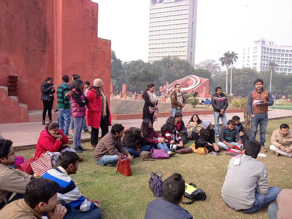 itsPoetsCorner's tweet photo. Glimpse of #PoetryOutdoor

#PoetsCorner #DelhiPoetryFestival #DPF #RunUp2DPF15 #PoetryMeet #poetry #Delhi http://t.co/zBbtma4vx2