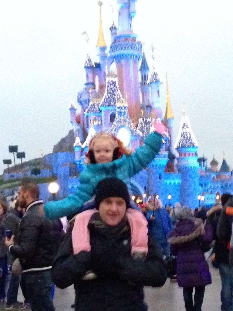 nattybaker81's tweet photo. Keira n dad at disney #princess #bestos #❤️ http://t.co/CnS8nOc9LF
