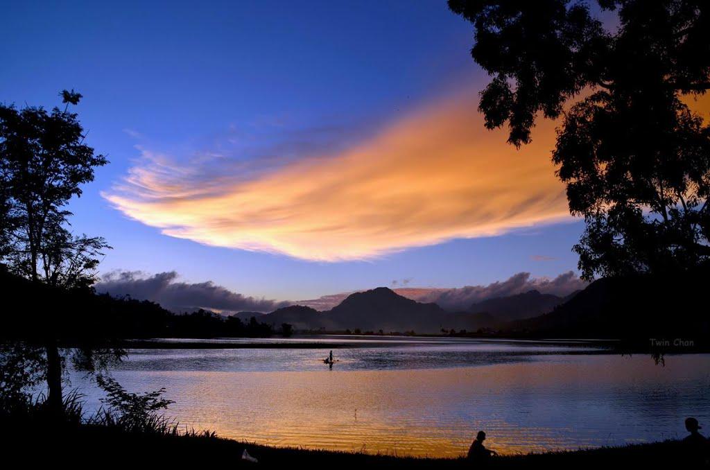 wonderfulid's tweet photo. Sunset di Telaga Tarusan Kamang Mudiak, Agam, Sumbar http://t.co/ZNjAomcWOq #WonderfulIndonesia via @Minang_Picture http://t.co/P75HdNZIa5