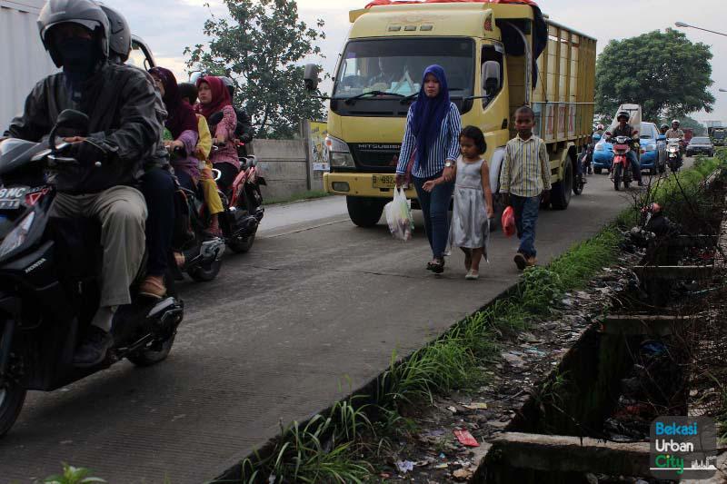 BekasiUrbanCity's tweet photo. Kurangnya Perhatian Pemerintah Terhadap Nasib Pejalan Kaki #InfoBUC http://t.co/xo2lx9e5cI http://t.co/u9g2KNU85k