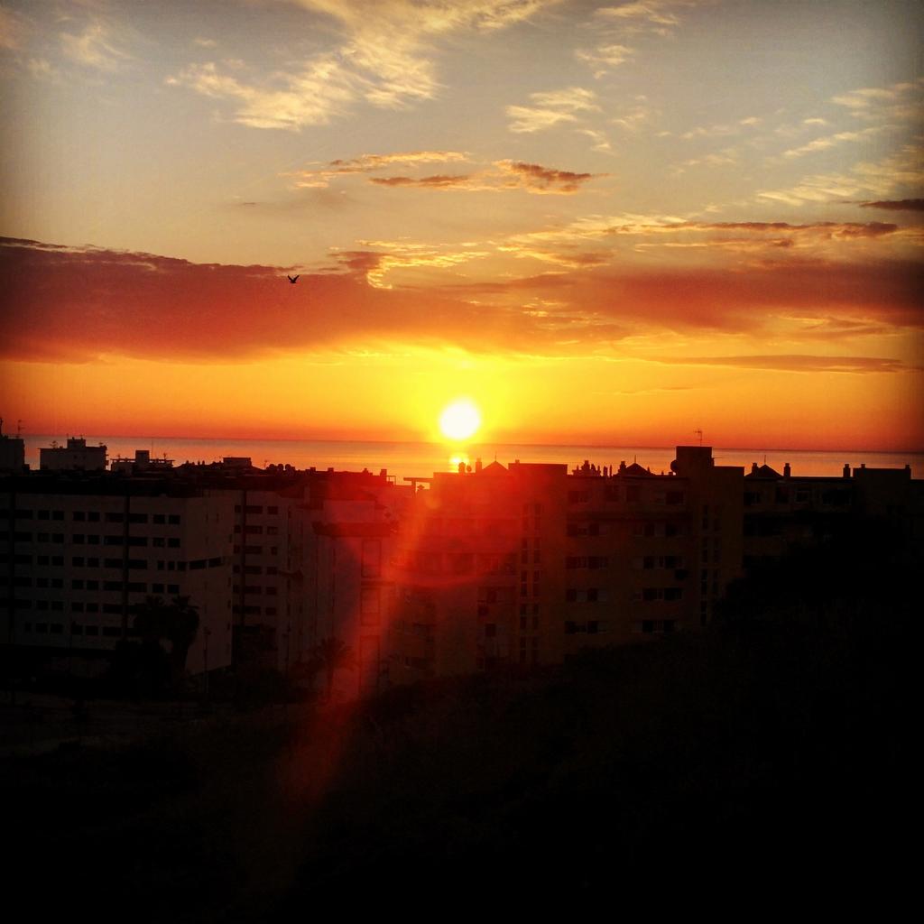 jocarlos89's tweet photo. Se avecina un buen domingo señor@s!! Sonrisita y al lio!! @centro_lasmesas  #fitness #estepona #amanecer #precioso http://t.co/lz3U6mepSJ