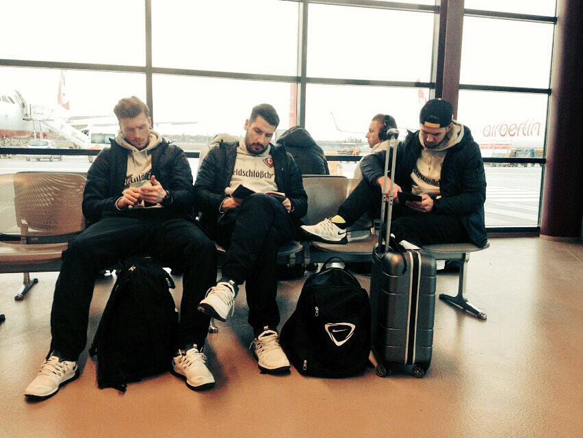 Die Jungs vertreiben sich noch kurz die Zeit, bevor der Airbus nach Alicante abhebt! #sgd1953