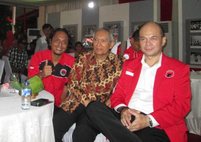 TheArieAir's tweet photo. "@Guna_Artha: #PDIP42thn @PDI_Perjuangan @RomyHRS @Puti_GS @ikguna_tjrog http://t.co/pSfGFpa9oE" @IrianaJokowi