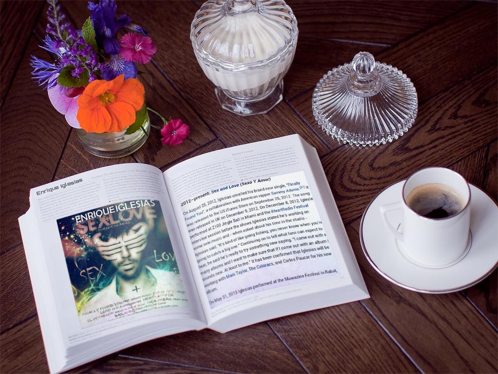 Adesh_ei75's tweet photo. Guys readng a amazng book 😂
Of the legendry singer @enrique305
Now topic sex&lov album😂 lol
Any1 of u want
#Editd http://t.co/hz1lh5PMGP