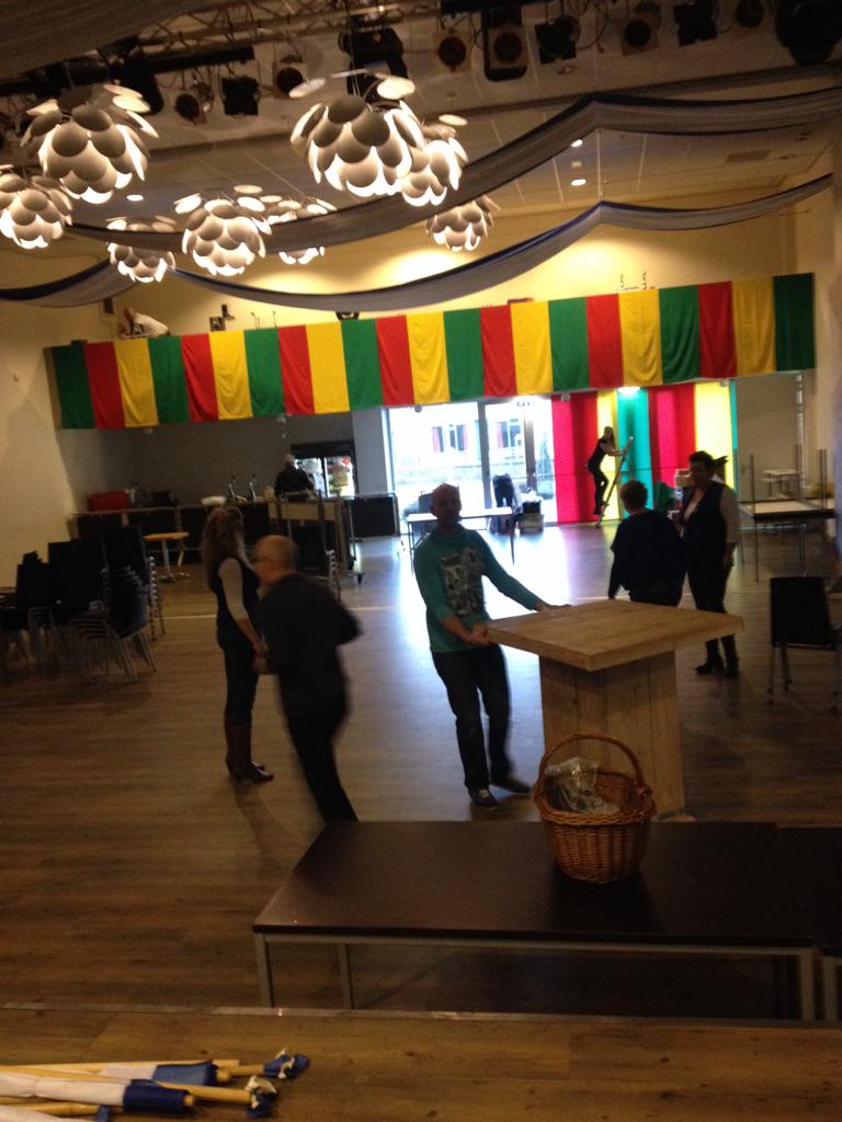 Druk bezig met het opbouwen voor vanmiddag!