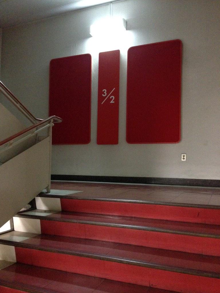 Jp Super 続き 階段の先には赤い階数表示 さらに進むと3階から先は金網で封鎖 その中にあった ウェルセーブのマーク ということで ここはウェルセーブの1号店だった物件でした 緑に塗ったところが剥げて赤が露出してるところも多い Http T Co