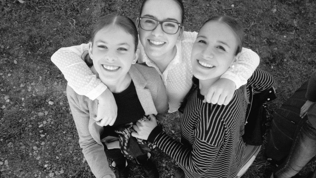 AndreaRotova98's tweet photo. Perfecto espectáculo con mis chicas 💕 http://t.co/QGJasgwyf6