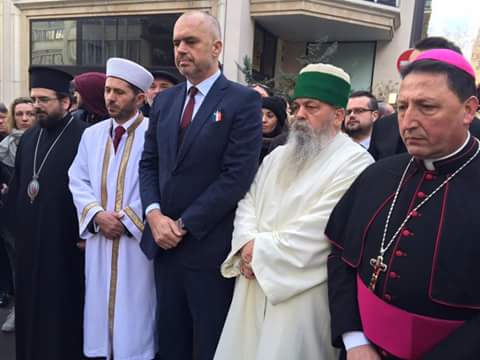KatanaBoyUCK's tweet photo. @20Minutes @France2tv @TF1 @BFMTV @itele
Le Premier ministre Albanais avec les chefs religieux d'Albanie à Paris http://t.co/fwYDvDlxpL