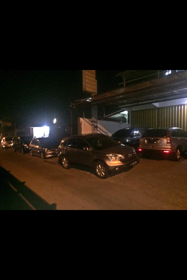 AngkringanD's tweet photo. Hohoho parkiran nya full seDoeloer..
Tenang aja kantor sebelah masih bisa kok di buat parkir... Yok segera merapat 😘 http://t.co/FaWcxC56Fz