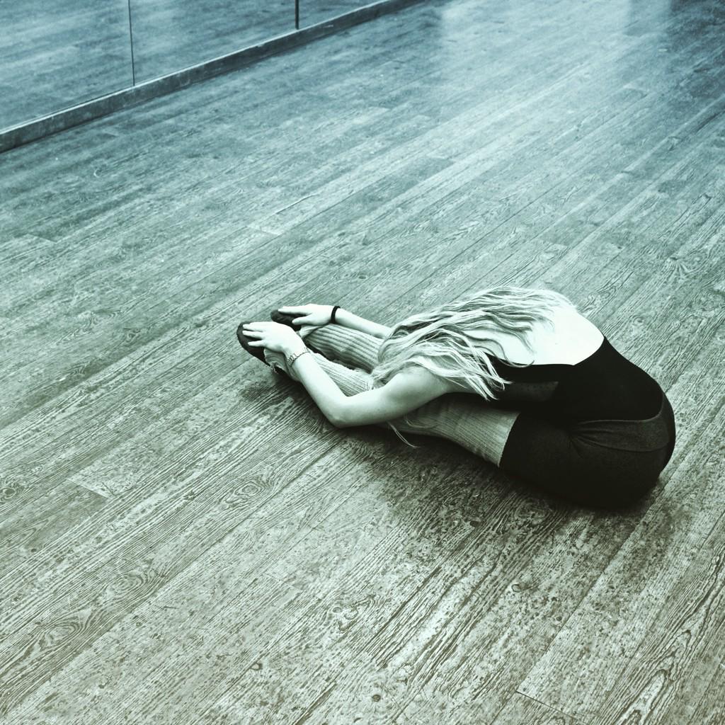 EnAvantBallet's tweet photo. A slow, deep stretch is both relaxing and rewarding. Go on, it's Sunday! #balletstretch #SundayFunday http://t.co/J4iOcwnT28