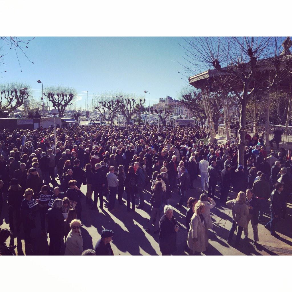 villecannes's tweet photo. Les Allées de la Liberté commencent à se remplir pour le rassemblement à 12h30 #JeSuisCharlie http://t.co/faYiAJHDLQ