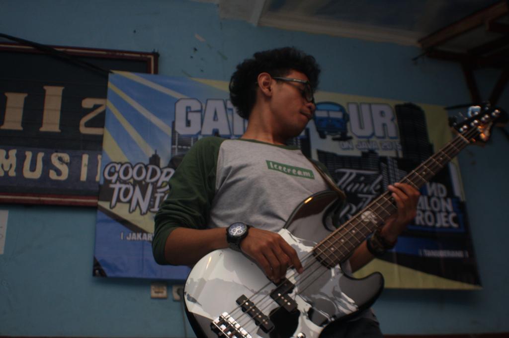 Bassist <a href="/thinkitbefore/">Think It Before</a> wearing T-shirt @icecreamfromINA yahuuuuddd :D