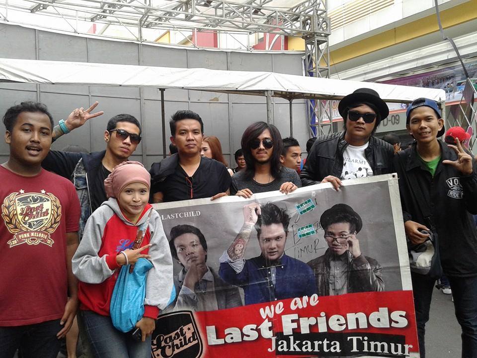 myLASTCHILD's tweet photo. Like it! "@GiffariDingdong: terakhir ketemu @myLASTCHILD bekasi 30 oktober 2014 @LF_Jepara sama LF JAKTIM :)
#9thLC http://t.co/bOddpsB7xT"