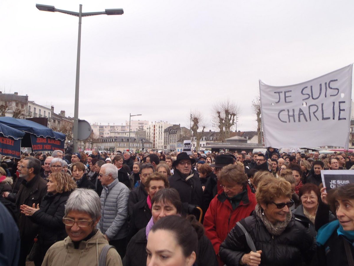 citesaintpierre's tweet photo. #Je suis Charlie plusieurs milliers de personnes ont défilé à Tarbes ce matin la place Marcadieu était noire de monde http://t.co/ozcD4LDRLv