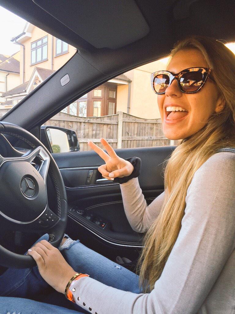 emily_holloway1's tweet image. It's all fun and games until a bird shits all over the car 😶 #alwaysme #justwashedit