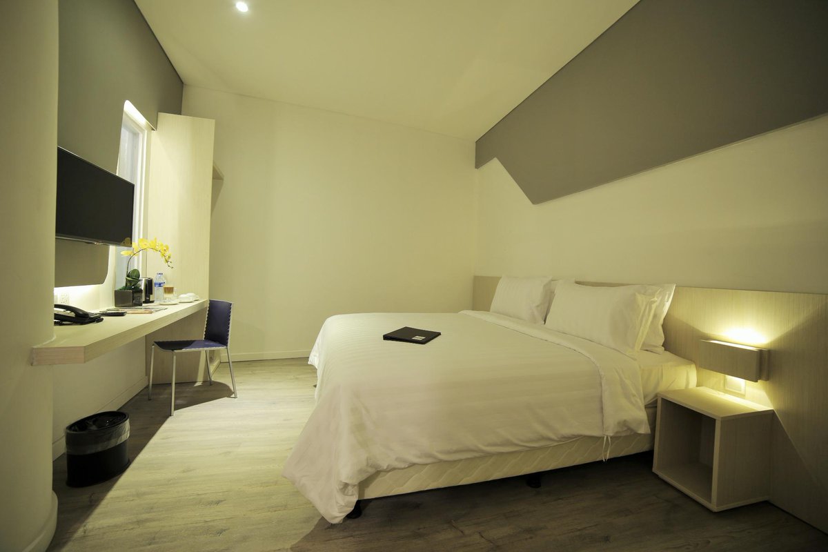 What better way to spend the rest of this day, than eating out together with your families or friends in <a href="/OzoneHotel/">Ozone Hotel PIK</a>