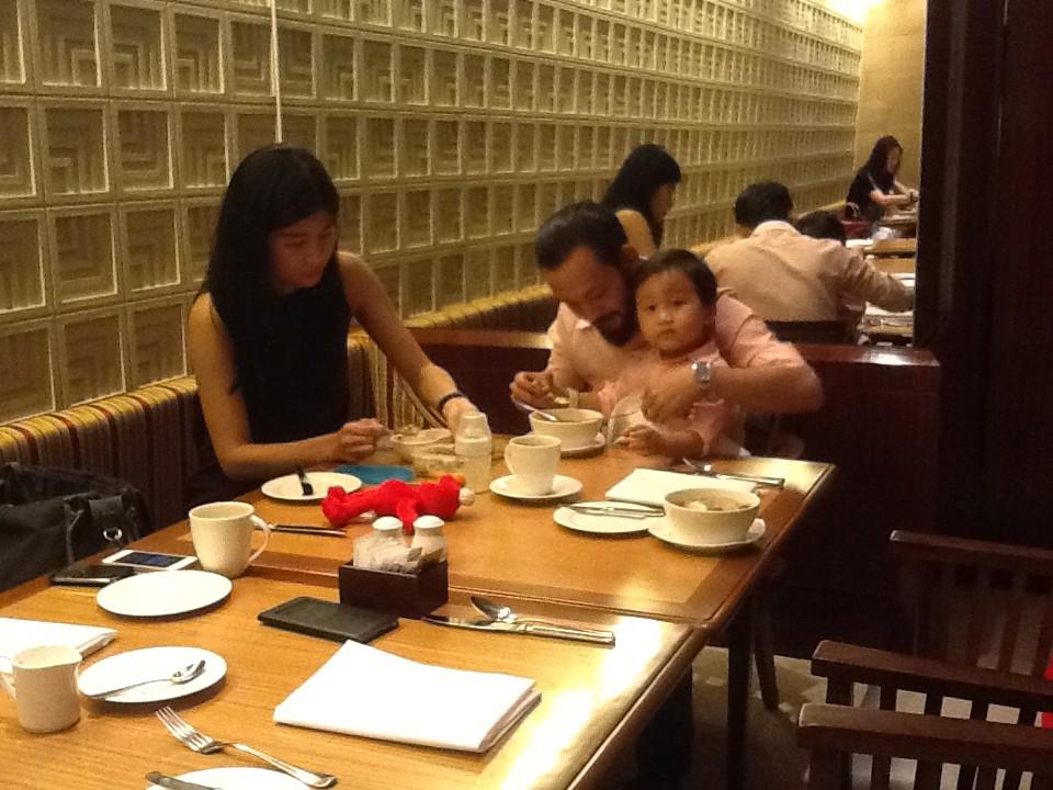 bluebirdgroup's tweet photo. Salah satu pemenang #BlueBirdMom @mettanoraga dan keluarga sedang menikmati santap malam di @HyattConcierge JKT http://t.co/VrWcSCwvtr