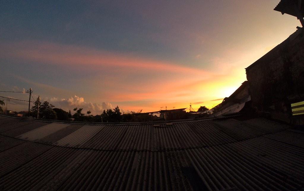 Atap Rumah Yang Mulai Menggelap Dengan Merah-MU (: #jalansendiri #GoPro #goprooftheday