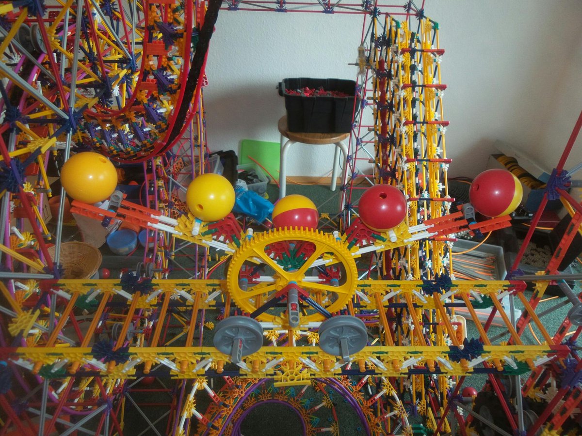 Sorunome's tweet image. Them see-saw #knex #ballmachine