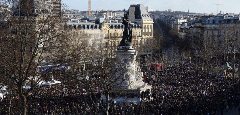 actu140's tweet photo. 🔴RASSEMBLEMENT La place de la république 2heures avant le début de la marche (@MYTF1News) http://t.co/7mgb0uZSCW