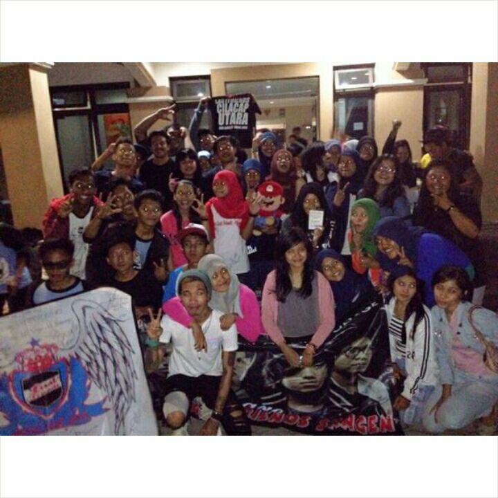 myLASTCHILD's tweet photo. ❤❤ "@LF_Sragen: Moment yg plg ga terlupakan waktu disragen, bsa niup lilin anniv kita bareng mereka❤❤😂 #9thLC http://t.co/ubkBqnaib0"