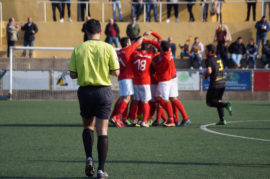 Gol_Cat's tweet photo. [DIRECTE] 75' 1-0!!! Bogeria total dels jugadors del @cfvallirana i més encara de Badia, l'autor del golàs!! #3cat8 http://t.co/TfyxQDo02o