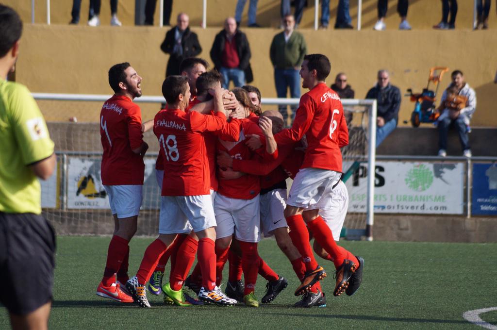 Gol_Cat's tweet photo. [DIRECTE] 75' 1-0!!! Bogeria total dels jugadors del @cfvallirana i més encara de Badia, l'autor del golàs!! #3cat8 http://t.co/TfyxQDo02o