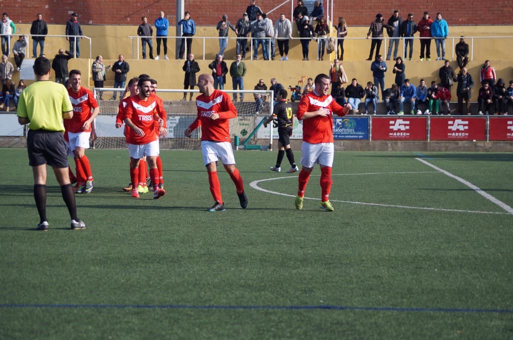 Gol_Cat's tweet photo. [DIRECTE] 75' 1-0!!! Bogeria total dels jugadors del @cfvallirana i més encara de Badia, l'autor del golàs!! #3cat8 http://t.co/TfyxQDo02o