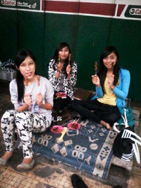 myLASTCHILD's tweet photo. Mau! "@LFvhani: Nge-bakso bakar sore tadi tema'a angka 11 krn.....#9thLC dr kami utk kalian @myLASTCHILD 😁😁😁😘😘 http://t.co/HCBllUF7An"