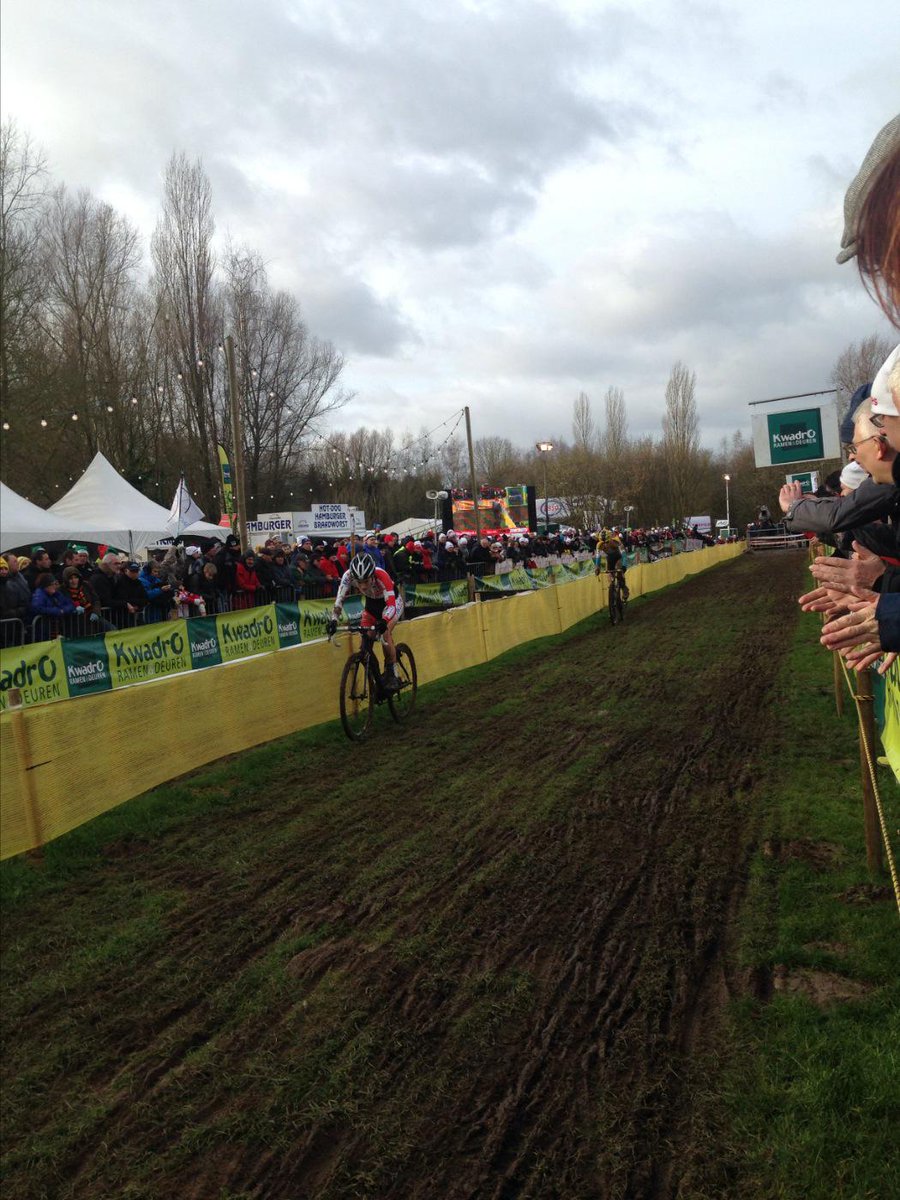 Polderscross's tweet photo. Mooi duel Sanne Cant - Ellen van Loy bij de dames #bkveldrijden http://t.co/d9ocGKtvHT