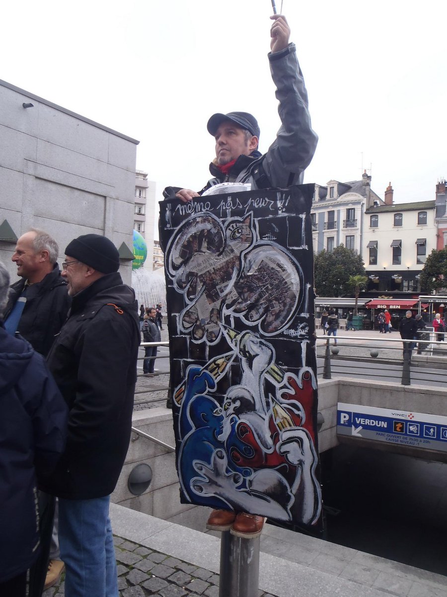 citesaintpierre's tweet photo. #Je suis Charlie : un dessinateur manifeste avec sa plume et son oeuvre d'art pour la liberté d'expression à Tarbes. http://t.co/Ox5zi4zEMD