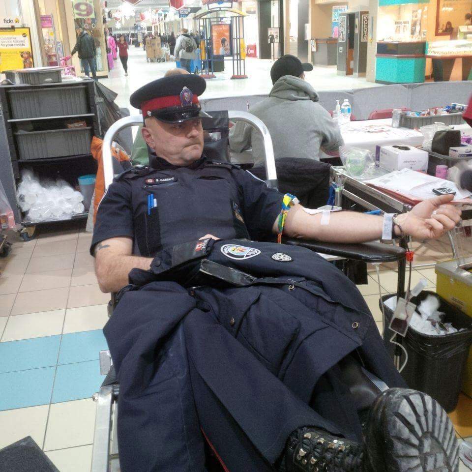 CanadianHeroes's tweet photo. #ItsInYouToGive #GiveBlood @itsinyoutogive Cops @TorontoPolice lead by example &amp; encourage all who are able to donate http://t.co/dUzsbeVmJd