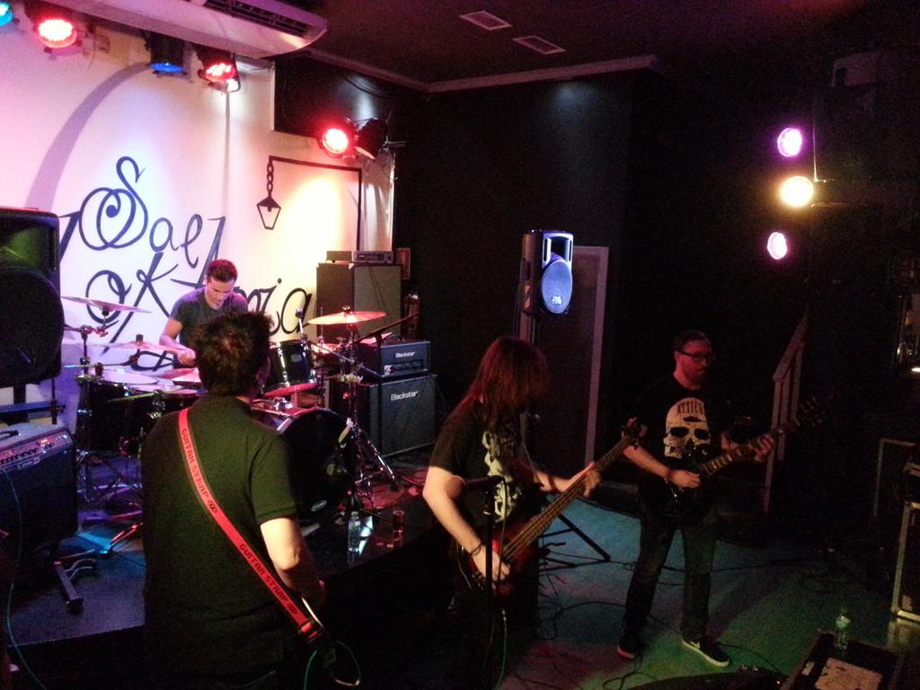 Julio_o_t's tweet photo. Gran primer Oniric Festival con Alto Consumo,The Dry Mouths y MundoZero. David a la batería un fuera de serie. ♥♡ http://t.co/Oxil2P1jBU