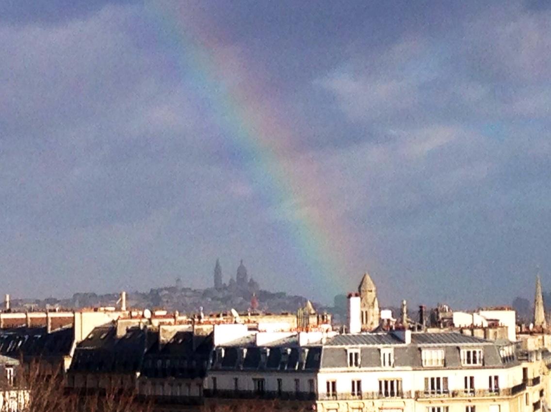 WendyBouchard's tweet image. Et pendant ce temps la un arc-en-ciel traverse Paris. Merci les gars d avoir dessiné à l arrache. #jesuischarlie