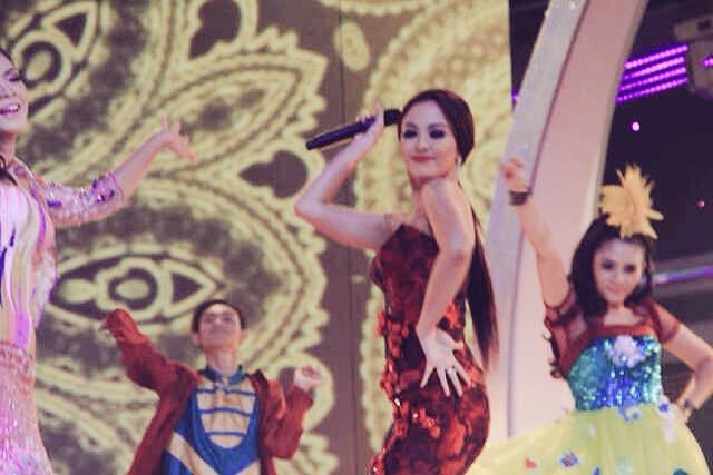 icha_anas's tweet photo. Goyang senggol Sherly Mey #i like dangdut hut indosiar 20th @sherlymey @NAGASWARA_ID @KonserRaya @ilikedangdut20 http://t.co/2lyTkFVENF