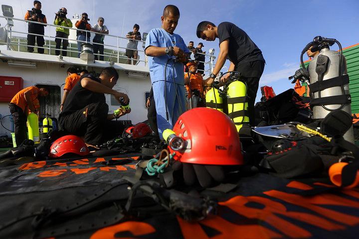 news24tvchannel's tweet photo. #AirAsia's Black Box found - http://t.co/sCNsoJSfPw #Black_Box #Indonesia #Missing_Plane http://t.co/weg8lXKJBK