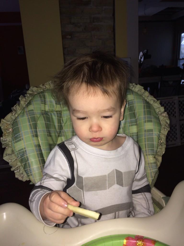 coreydotcom_'s tweet photo. Apples and @atmosphere for breakfast with my little man. #thefamilysign ✊✊ http://t.co/pUd3X9F7Sz