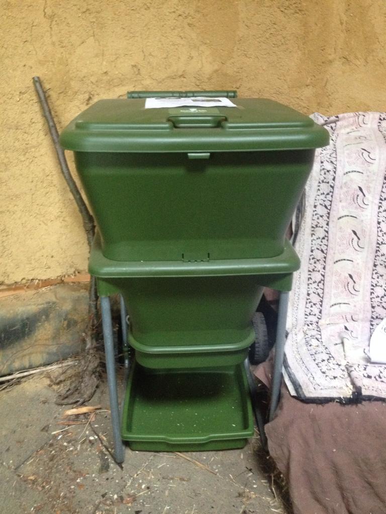 Project #hungrybin wormenbak in ons paviljoen van start! <a href="/RotterZwam/">rotterzwam</a> - ander model erin geleegd...