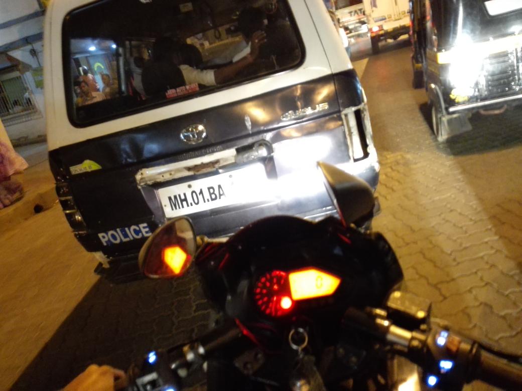 ketankataliya's tweet photo. This police car driver needs a lesson on Vehicle #NoHeadlight #circulation #MaharashtraPolice http://t.co/kbix5IpQfd