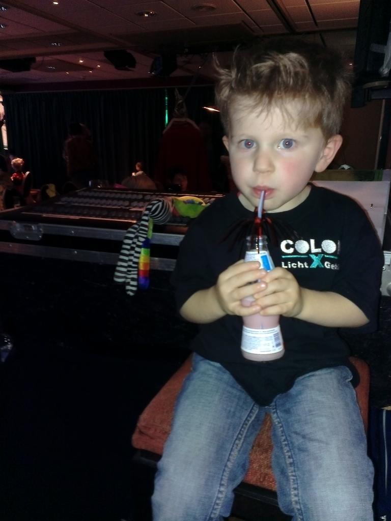 colonxnl's tweet photo. Onze jongste technicus.... Met tati op de lichttafel! :p http://t.co/SDjT4MvxxN