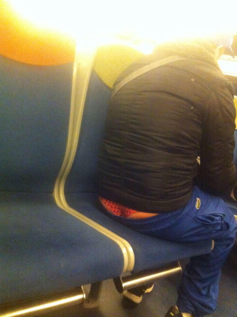 robiingo10's tweet photo. PTDRRRRRRRRRRR 😂😂😂😭😭😭 il a voler la culotte de sa petite sœur http://t.co/V8NUoL4Gqd