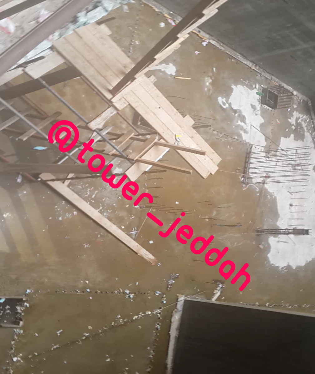 tower_jeddah's tweet photo. ردم منطقة اسفل البهو بعد الانتهاء من تركيب الاجهزة والسيور الخاصه بالمصاعد #برج_المملكه http://t.co/sGhUBmJRAZ