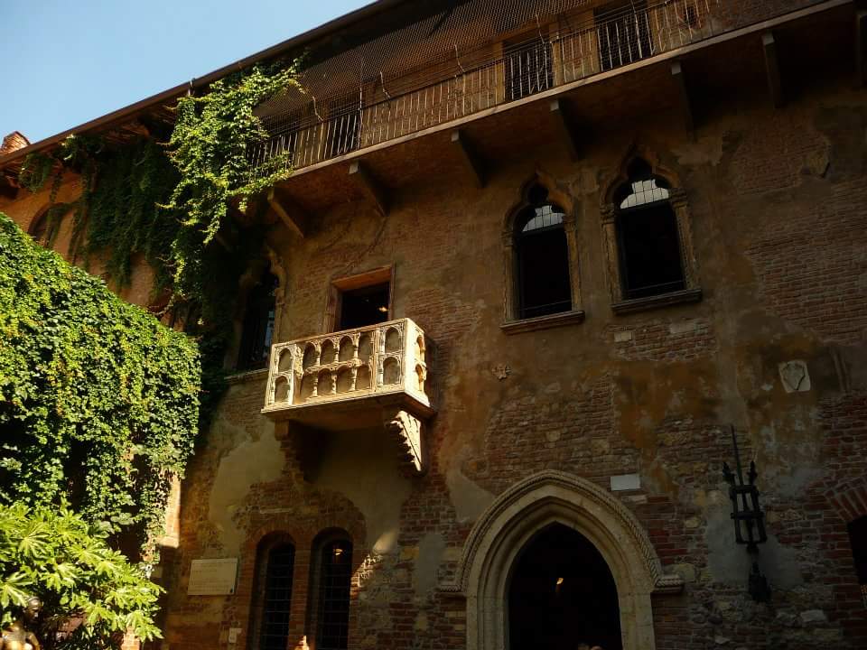 atlasorus's tweet photo. Balcony of Roméo &amp; Juliette http://t.co/phbschY0cl