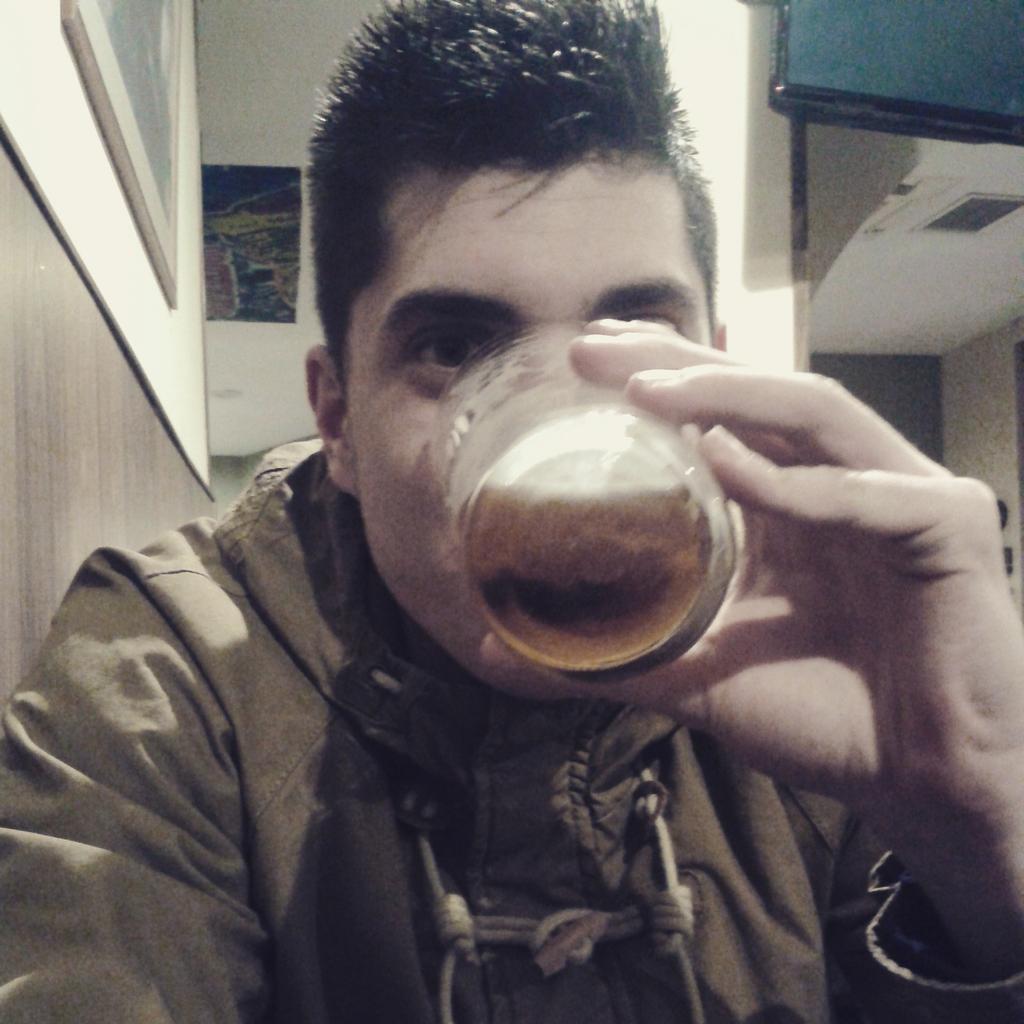 eoqg's tweet photo. Súper baraaaaatoo!! Empina empina el codo @sampere93 😂😂 http://t.co/lJ2Q66FDaB