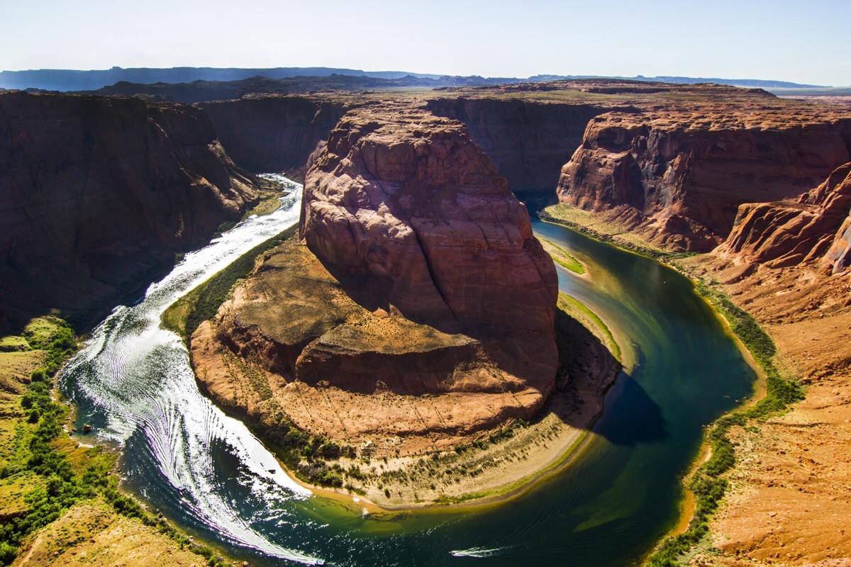 Horseshoe Bend in #Arizona has an overlook of 4,200 feet (1,300 m) and a drop of 1,000 feet (300 m). #TravelFacts