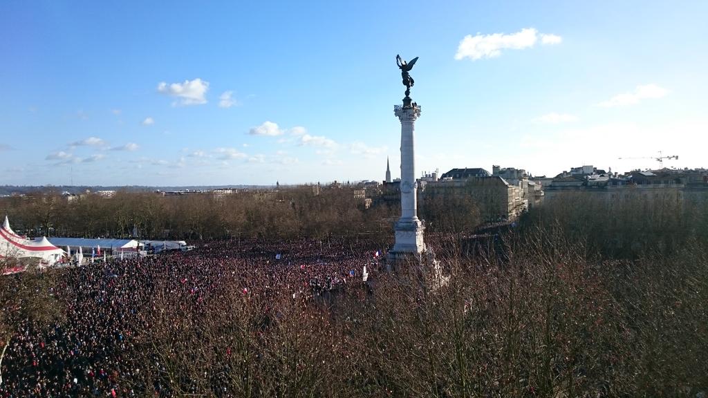 CNEWS's tweet photo. La photo précédente était depuis #Bordeaux (via @sudouest) - au moins 100.000 personnes mobilisées http://t.co/8riIuVGkwf